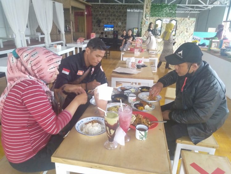 Pelanggan: menikmati masakan khas sunda dan Banda Aceh 